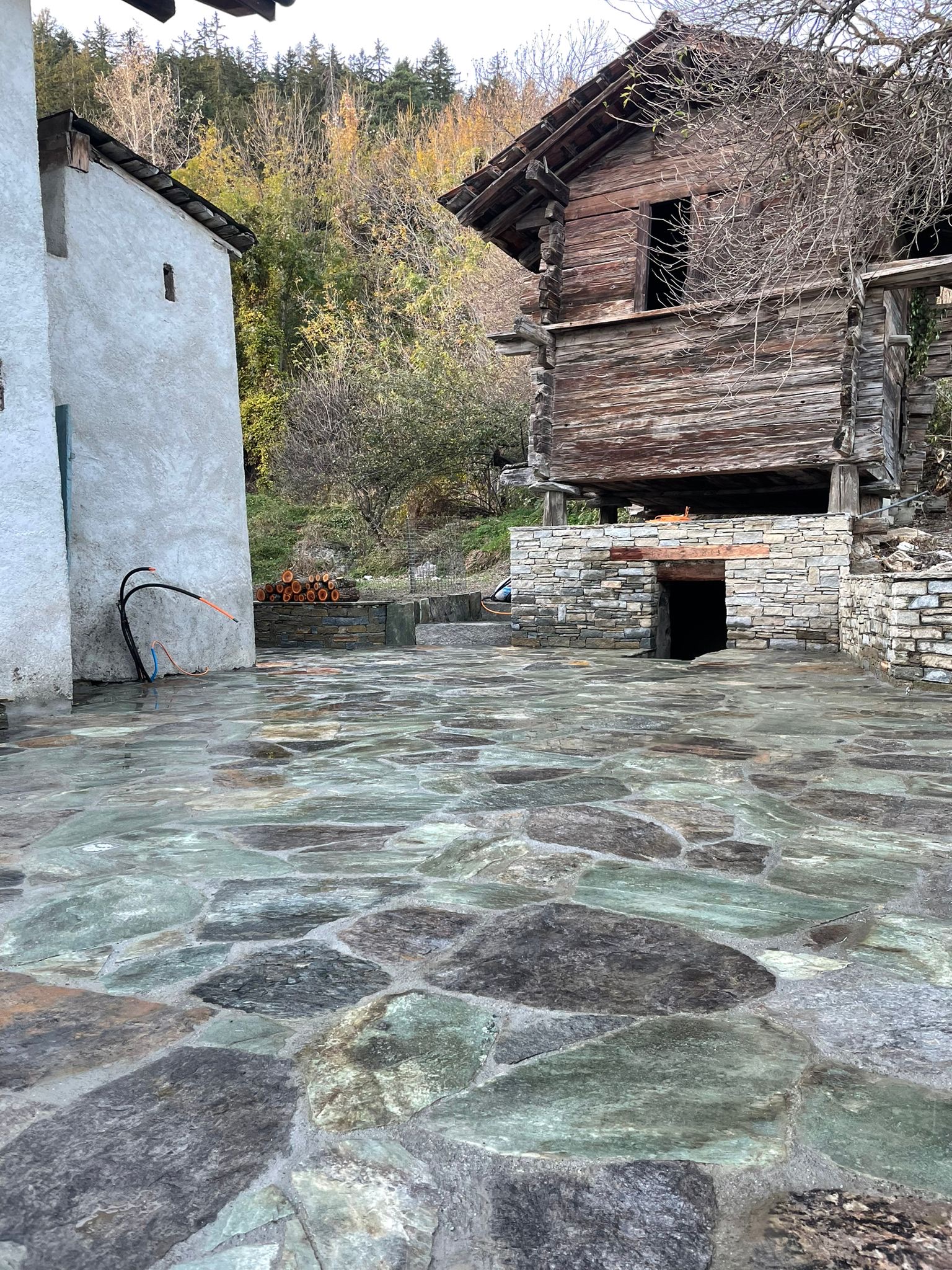 Natursteinarbeiten – Weg und Hof — 2