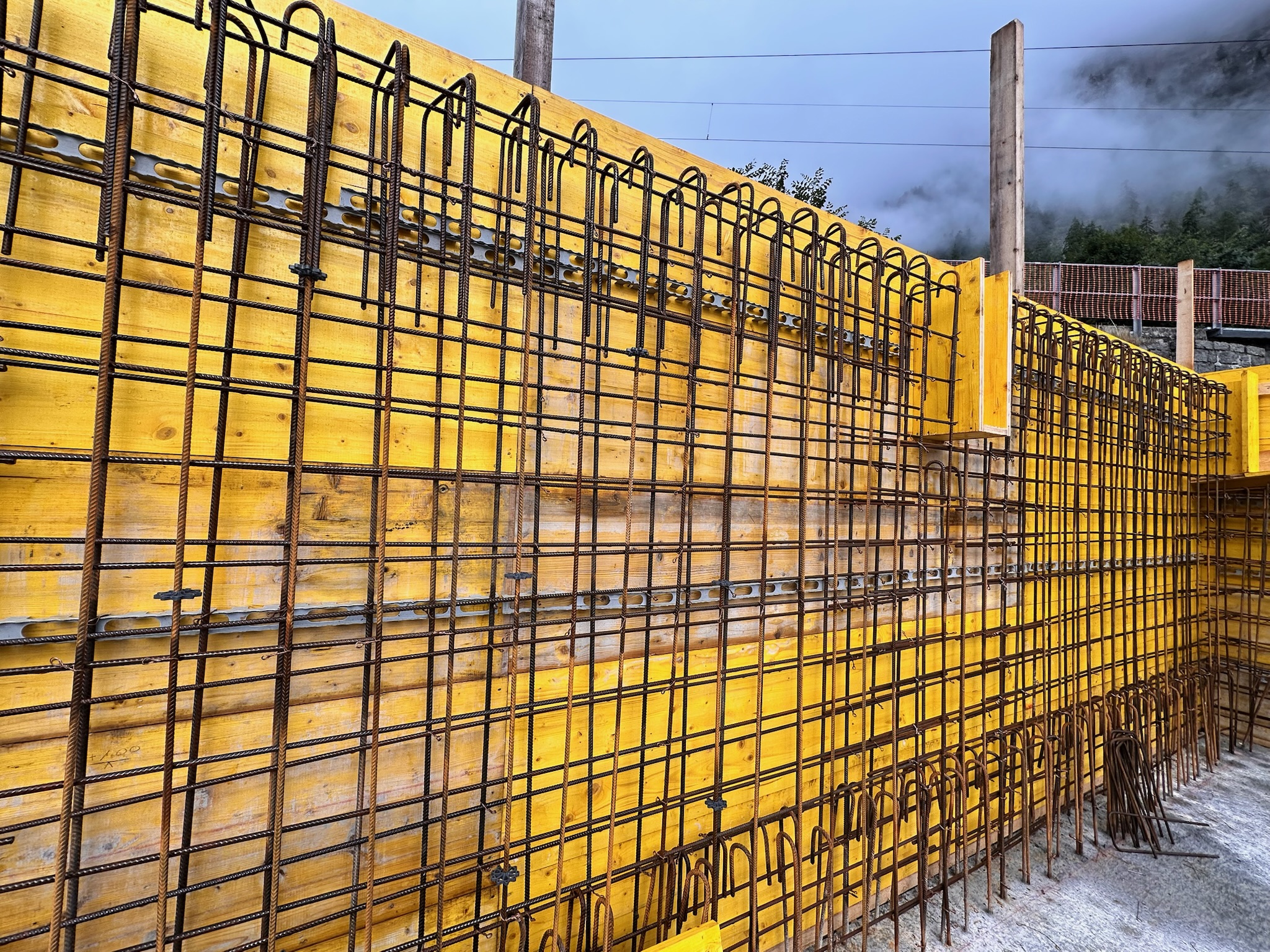 Stahlbetonmauer – Bewehrung und Schalung