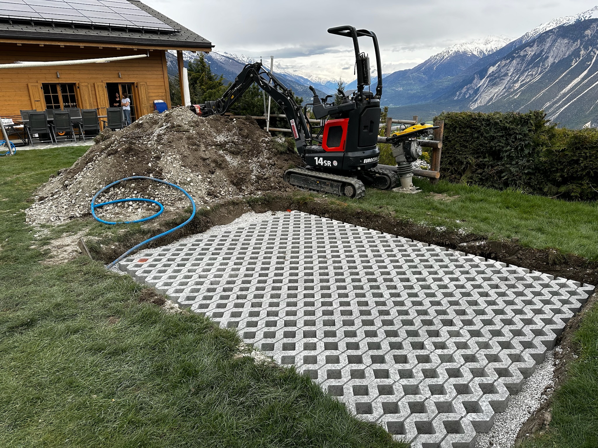 Rasengittersteine – Parkplatz mit Bergblick — 3