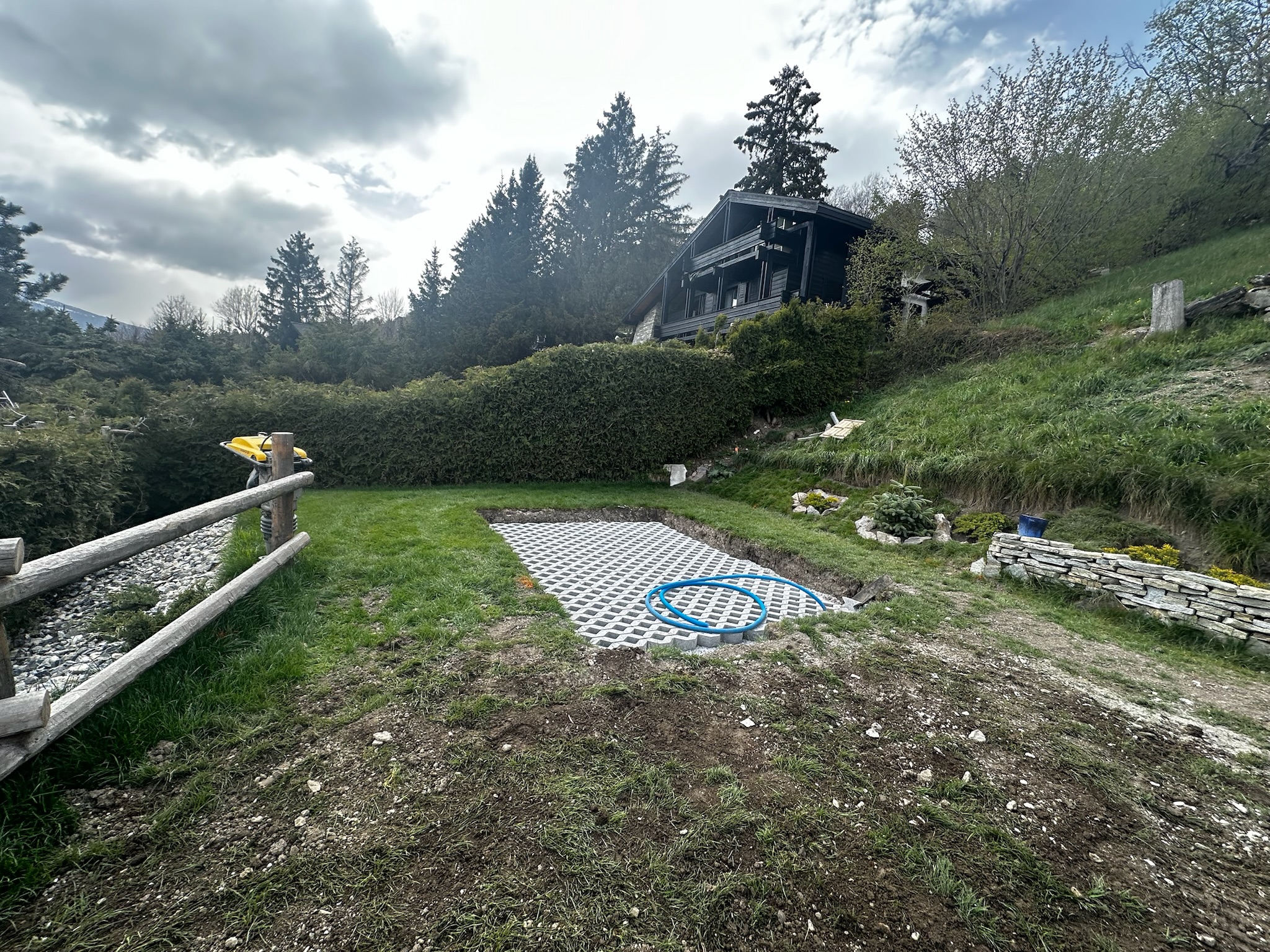 Rasengittersteine – Parkplatz mit Bergblick — 2